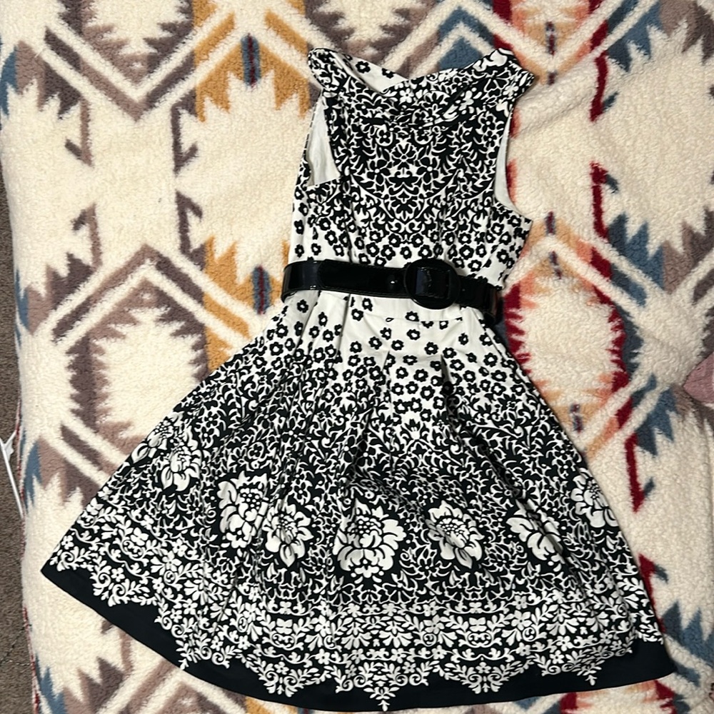 Donna Morgan Size 4 black and white floral dress